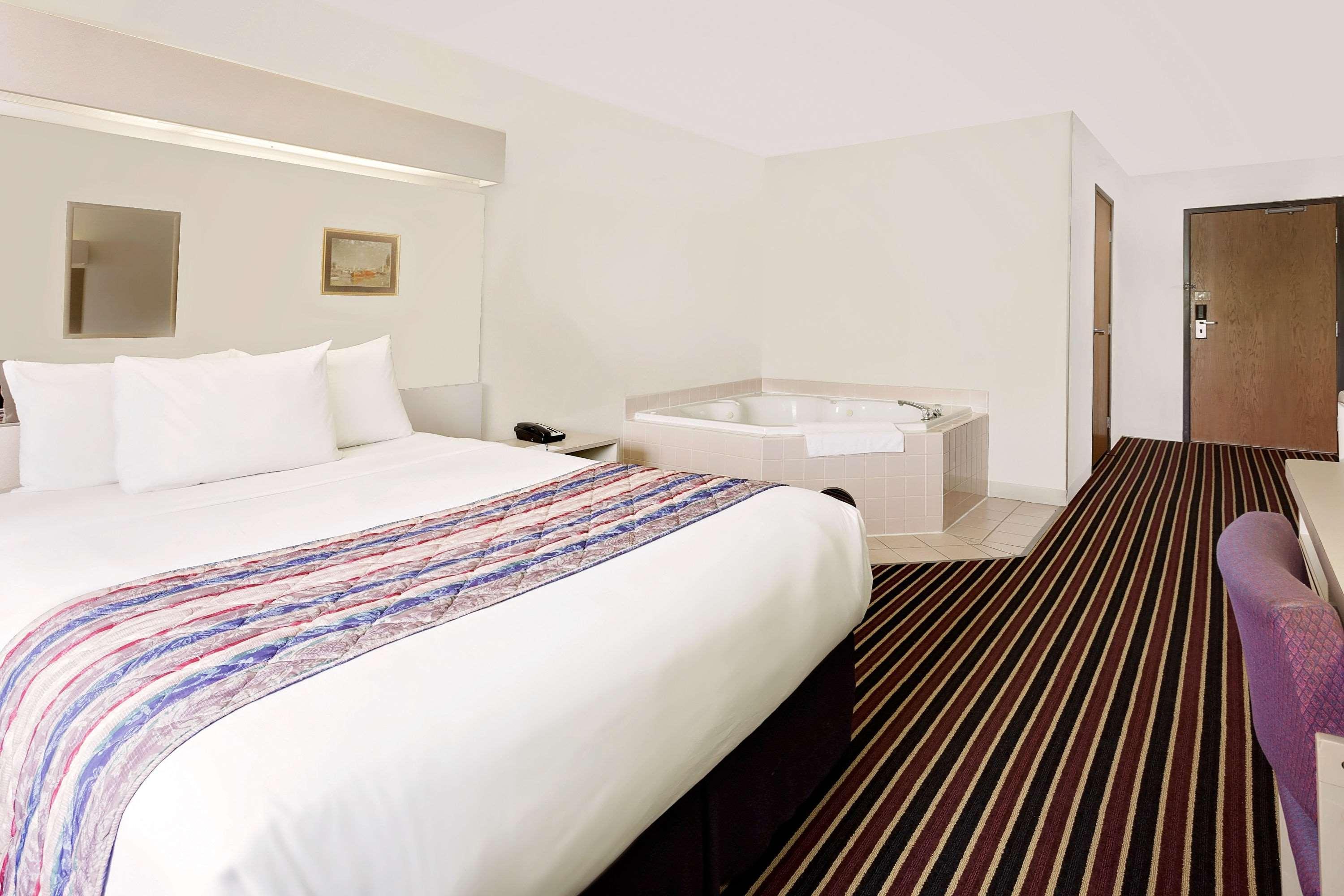 Microtel & By Wyndham East 2*