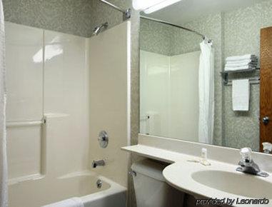 Hotel Microtel & By Wyndham East
