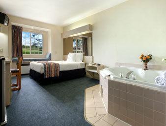 Microtel & By Wyndham East Hotel